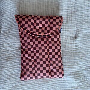 BAGGU Padded Pouch – Pink & Brown Checker Print
